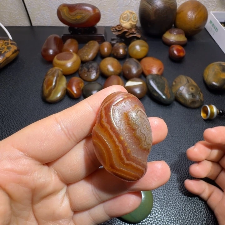 焰***瓷片马达加斯加奇石手把件浮雕