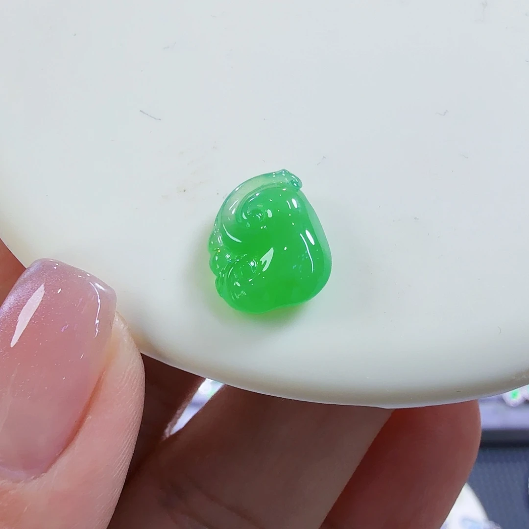 翡翠未镶嵌颈饰胶块