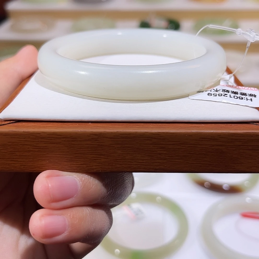 和田玉未镶嵌手镯且末白