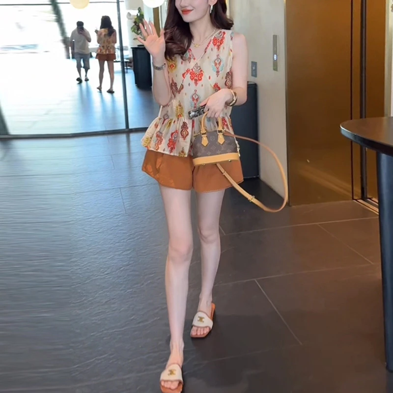 夏日通勤穿搭一整套女2025新款时尚减龄无袖上衣高腰显瘦短裤套装