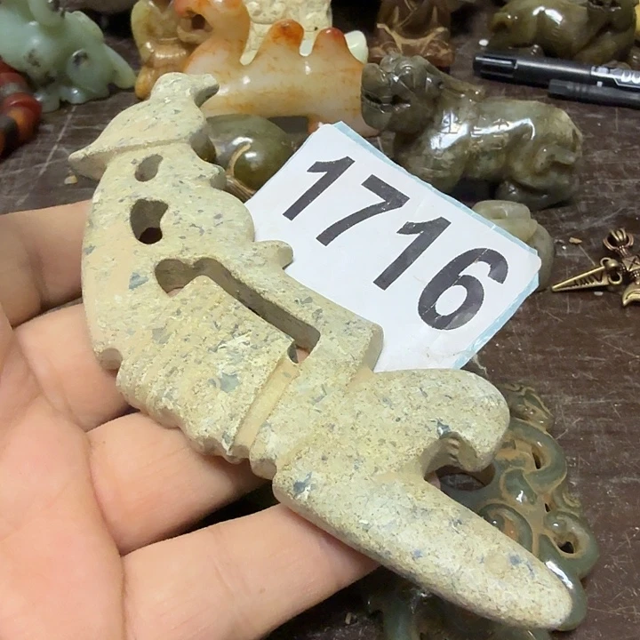 足铂镶嵌透闪石-蛇纹石玉颈饰