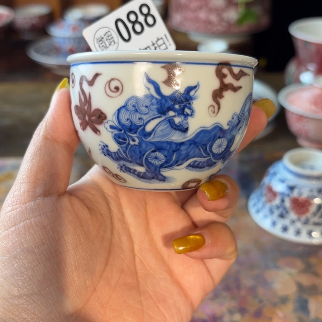 瓷青花手绘狮子绣球杯杯