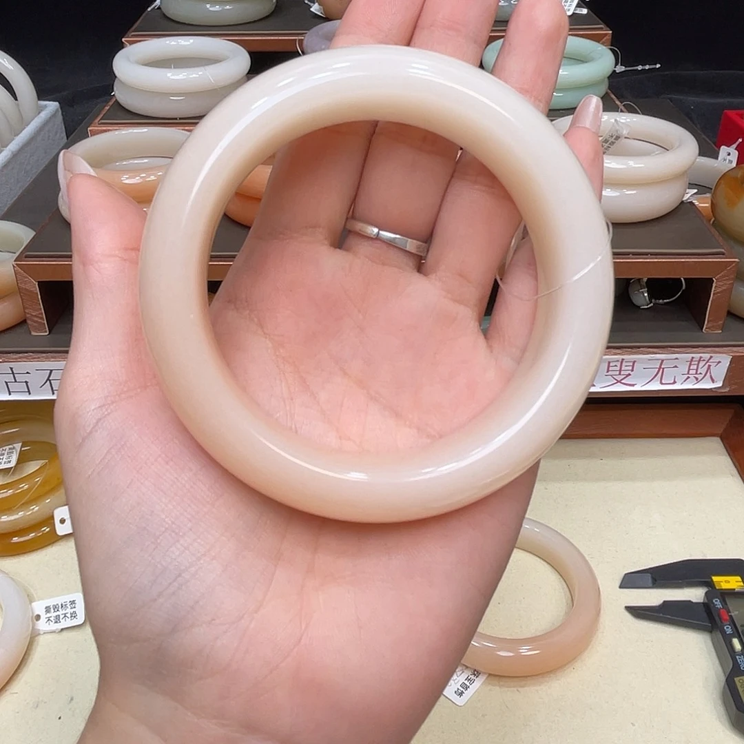吉***小未镶嵌手镯石英质玉