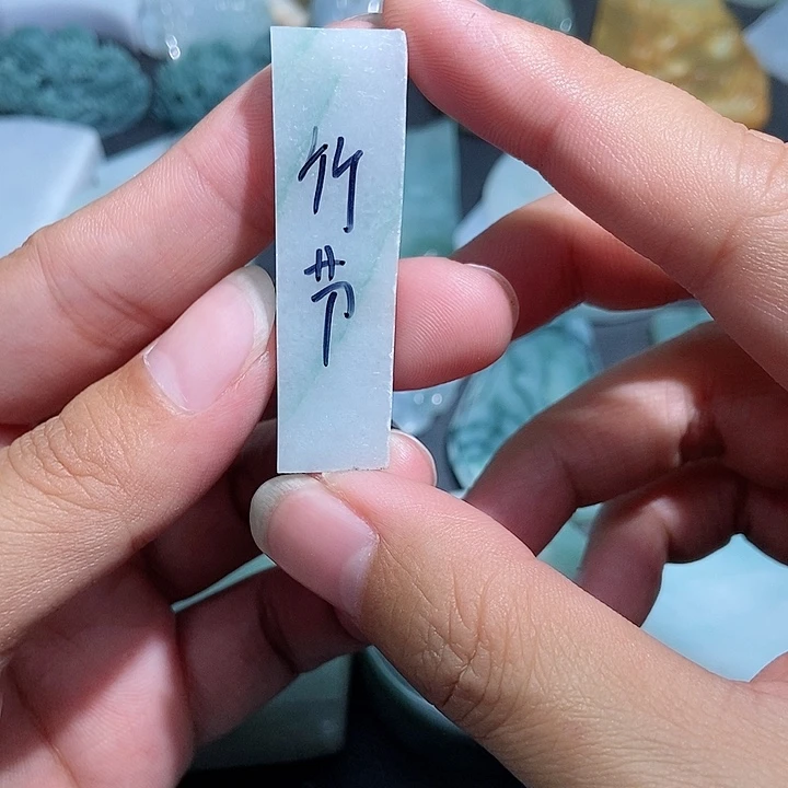 定制翡翠未镶嵌在****纪翡翠首饰