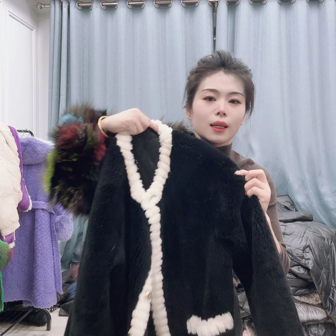 皮草搭配黑色西装