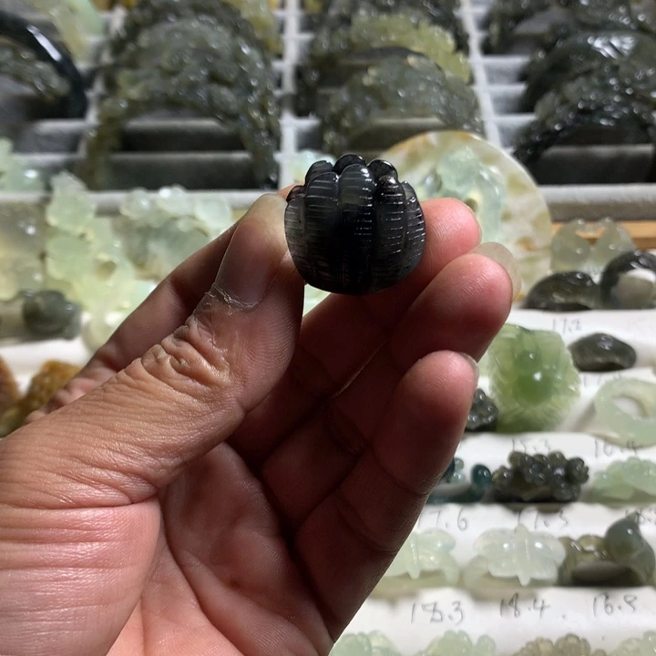 蛇纹石玉未镶嵌颈饰掌上明珠