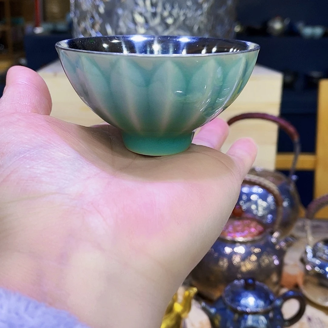 内胆是足银999的外壳是瓷器竹影的杯子