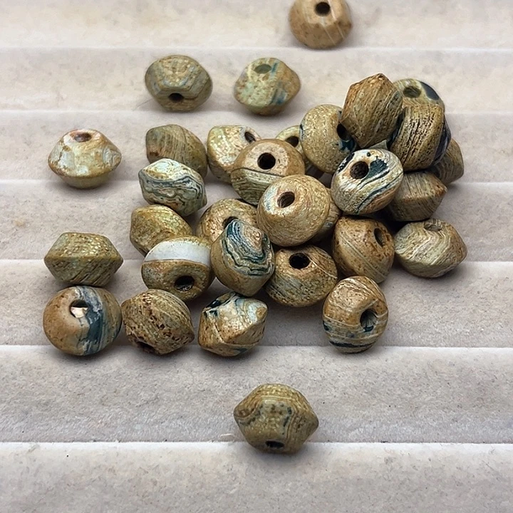 颈饰琉璃吗脑散珠1颗