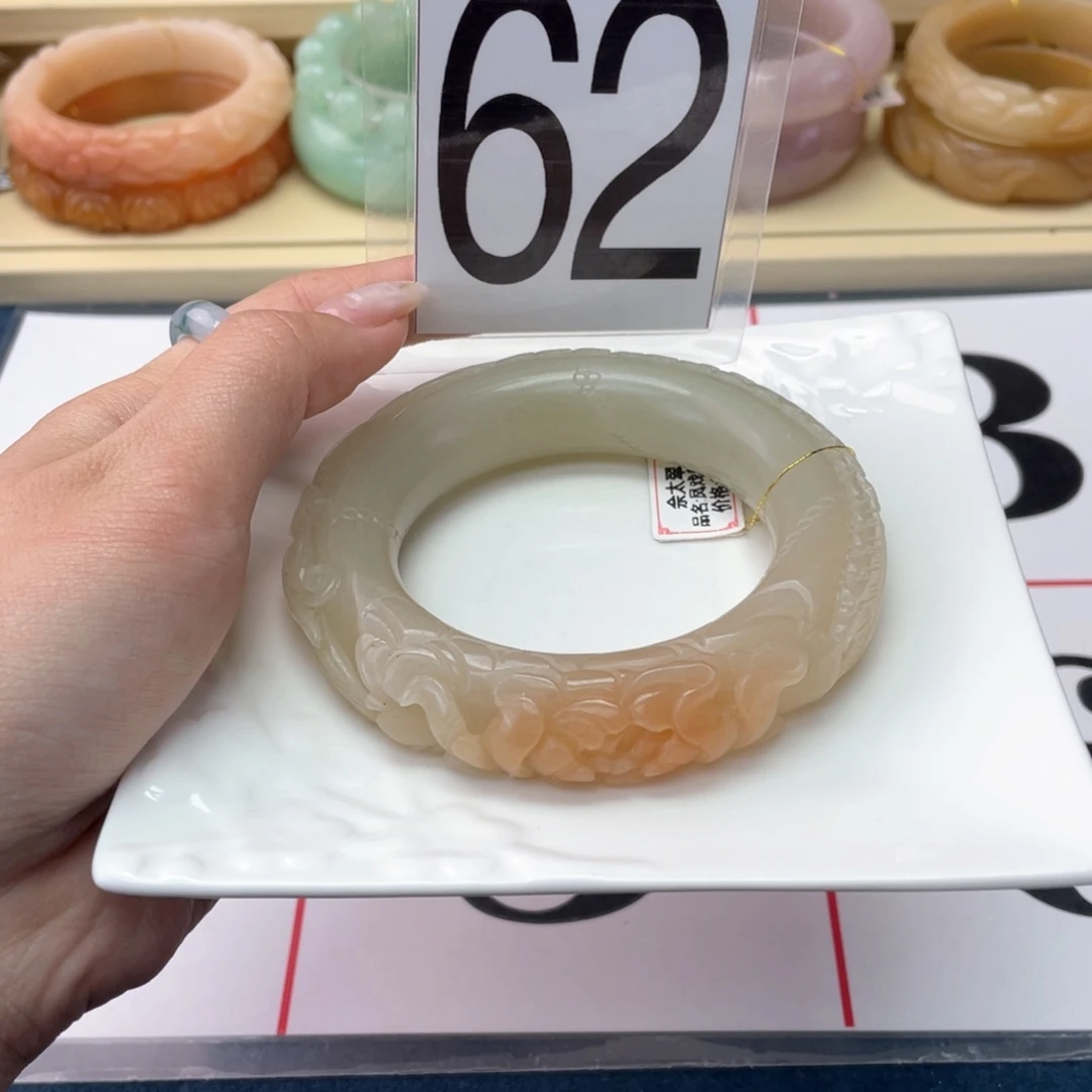 锦***鲤石英岩玉未镶嵌手镯