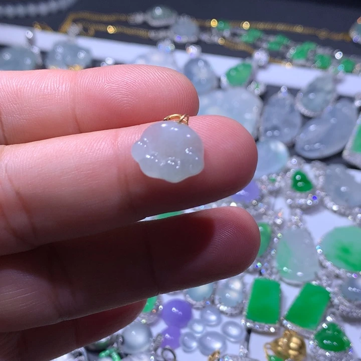 翡翠18K金镶嵌颈饰