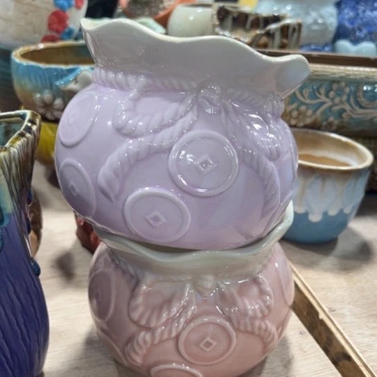 姐姐，咱们家不点菜，什么盆都有，什么盆都上，稍微等一下