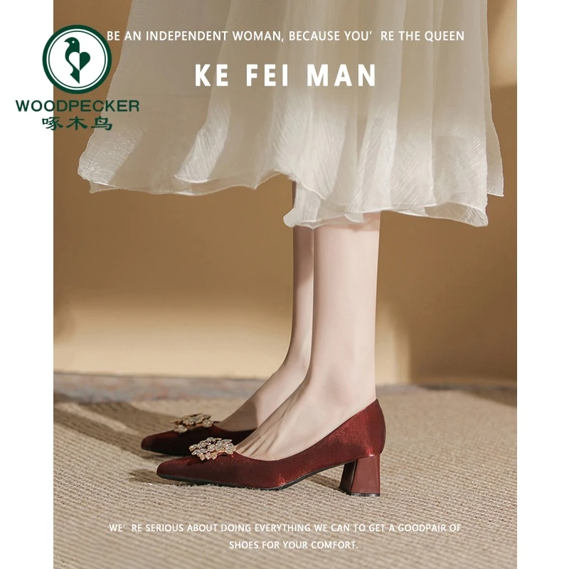 啄木鸟红色方跟婚鞋女2025新款缎面粗跟高跟鞋秀禾老年婚鞋新娘鞋