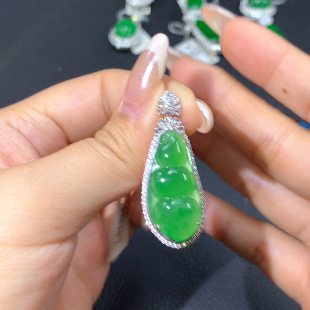 翡翠18K金镶嵌颈饰翡翠