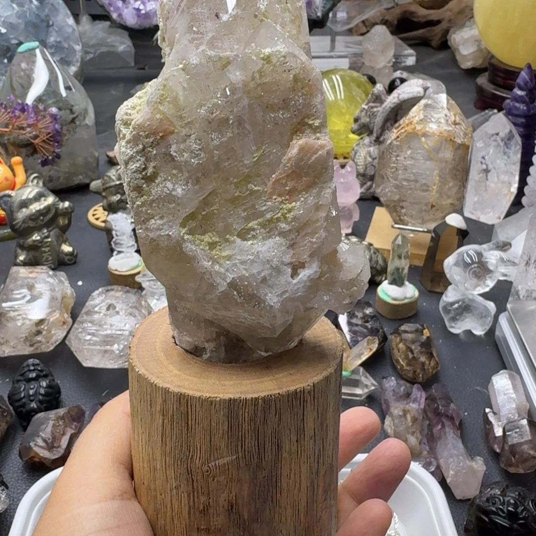 水晶葡萄石带多个公生体
