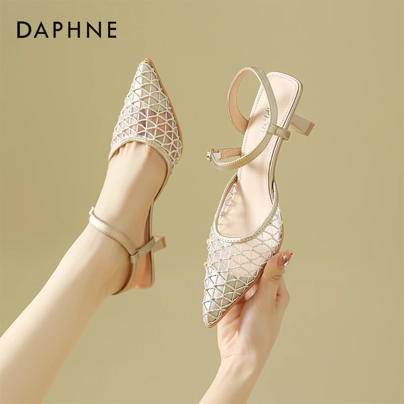 达芙妮网纱包头凉鞋女2025新款夏季尖头法式细跟高跟鞋配裙子银色