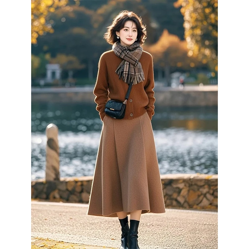 美拉德冬季穿搭一整套高级感出席重要场合的咖色毛衣半身裙子套装