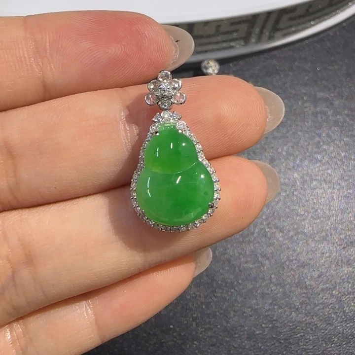 翡翠18K金镶嵌颈饰葫芦