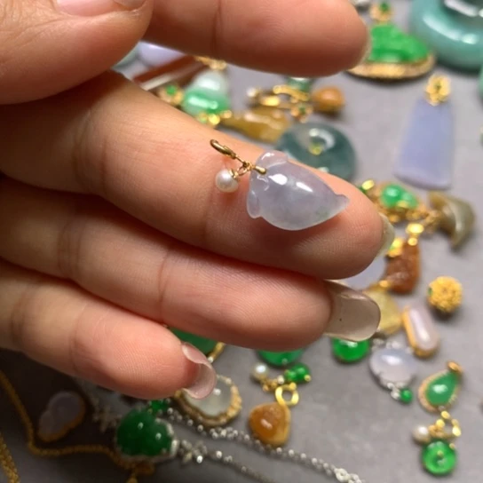 颈饰18K金镶嵌翡翠