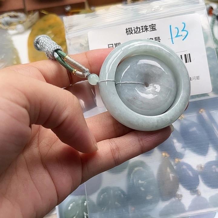 翡翠未镶嵌颈饰挂件