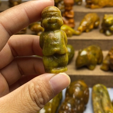 蛇纹石玉未镶嵌颈饰1
