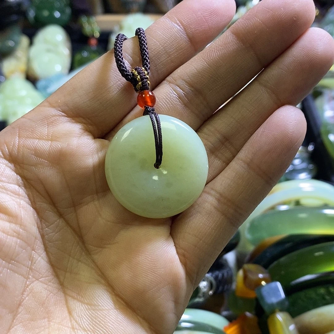 和田玉未镶嵌颈饰一个