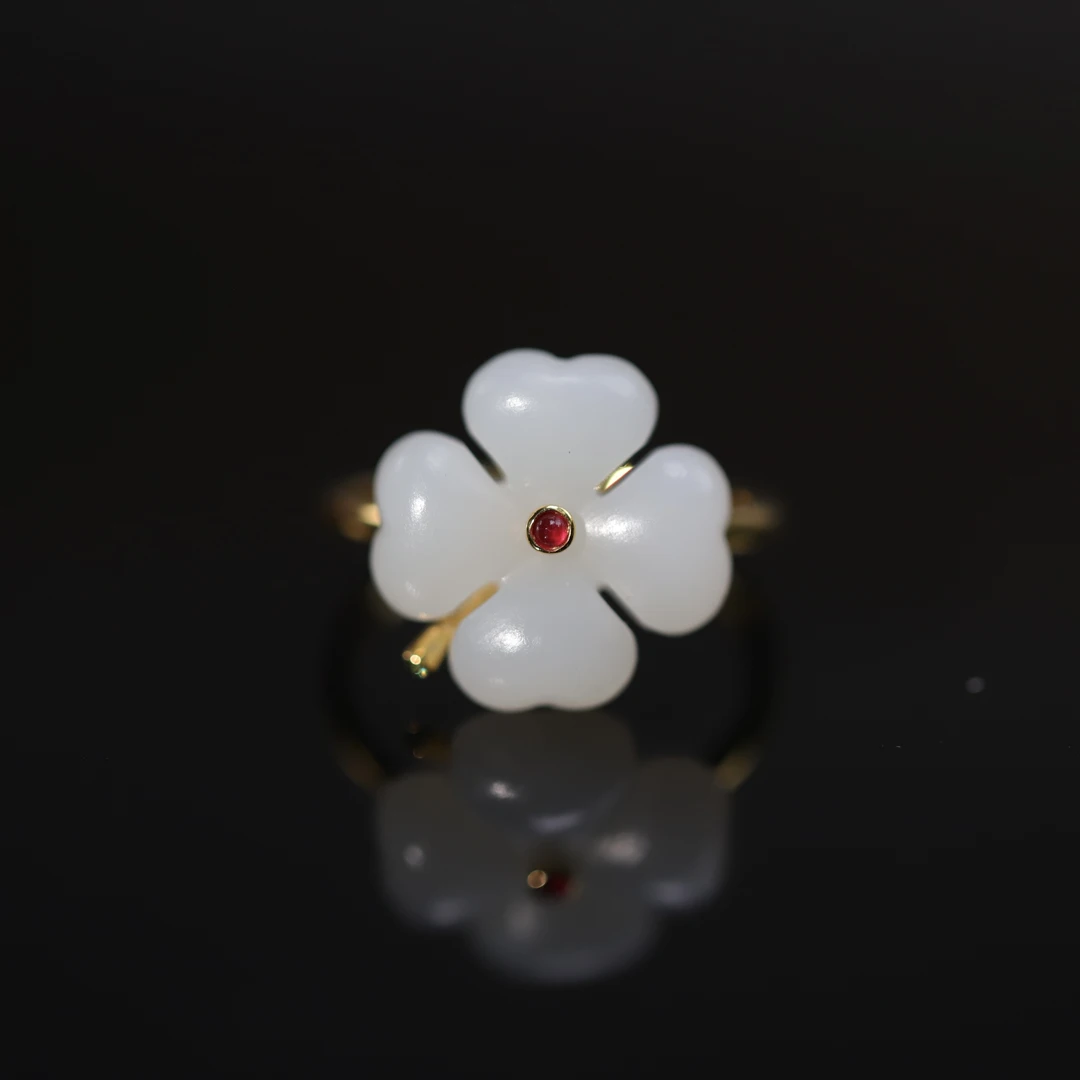 和田玉四叶草戒指18K金镶嵌简约清新女款精致