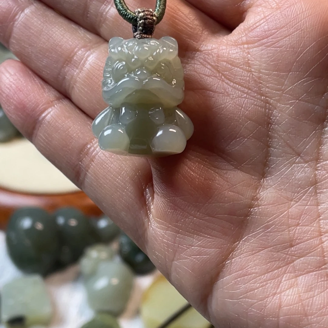 和田玉未镶嵌颈饰醒狮