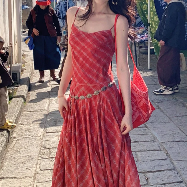 2025新款休闲气质收腰显瘦拼接红格子长款吊带14米连衣裙女