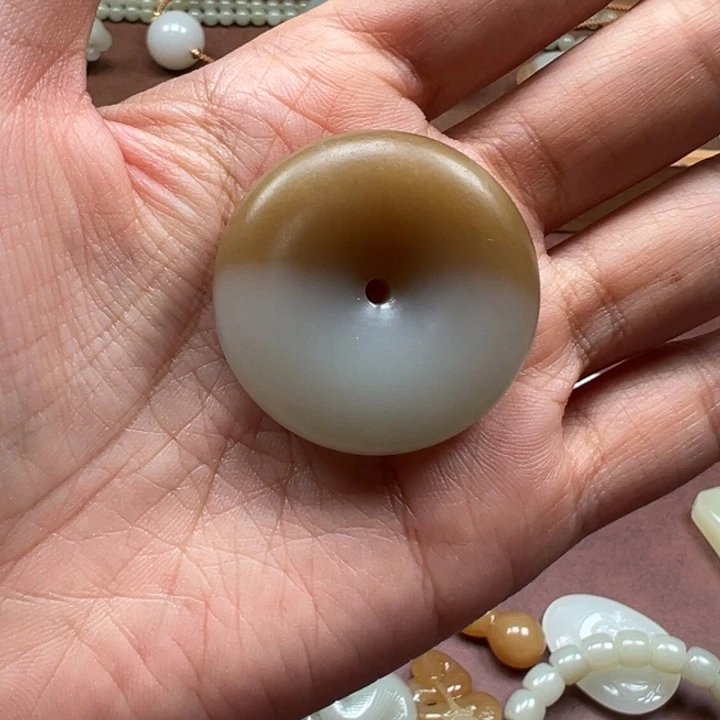 和田玉未镶嵌颈饰且末平安扣