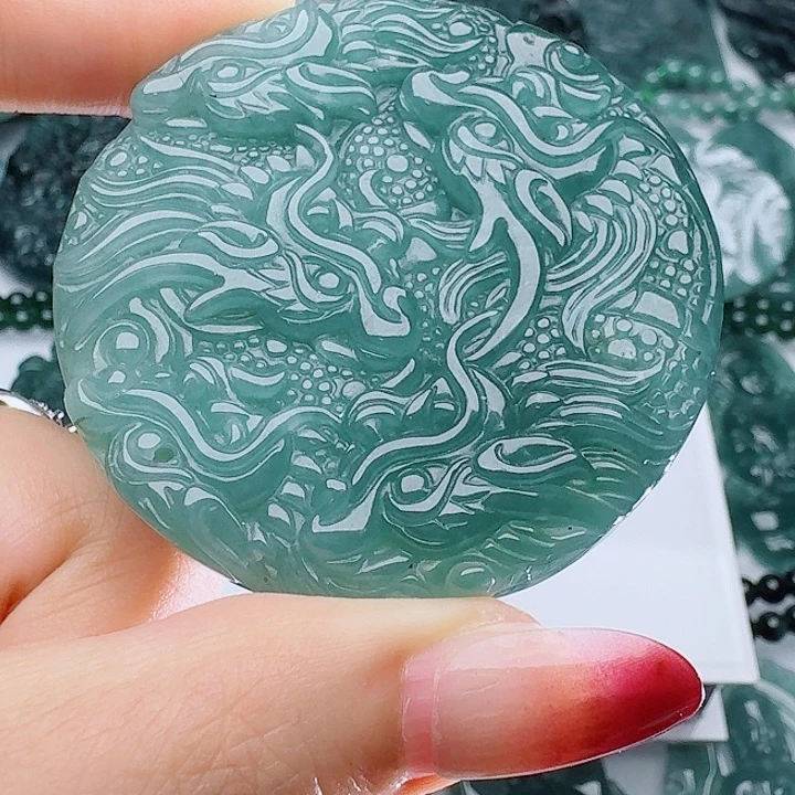 翡翠未镶嵌颈饰多样性发其一