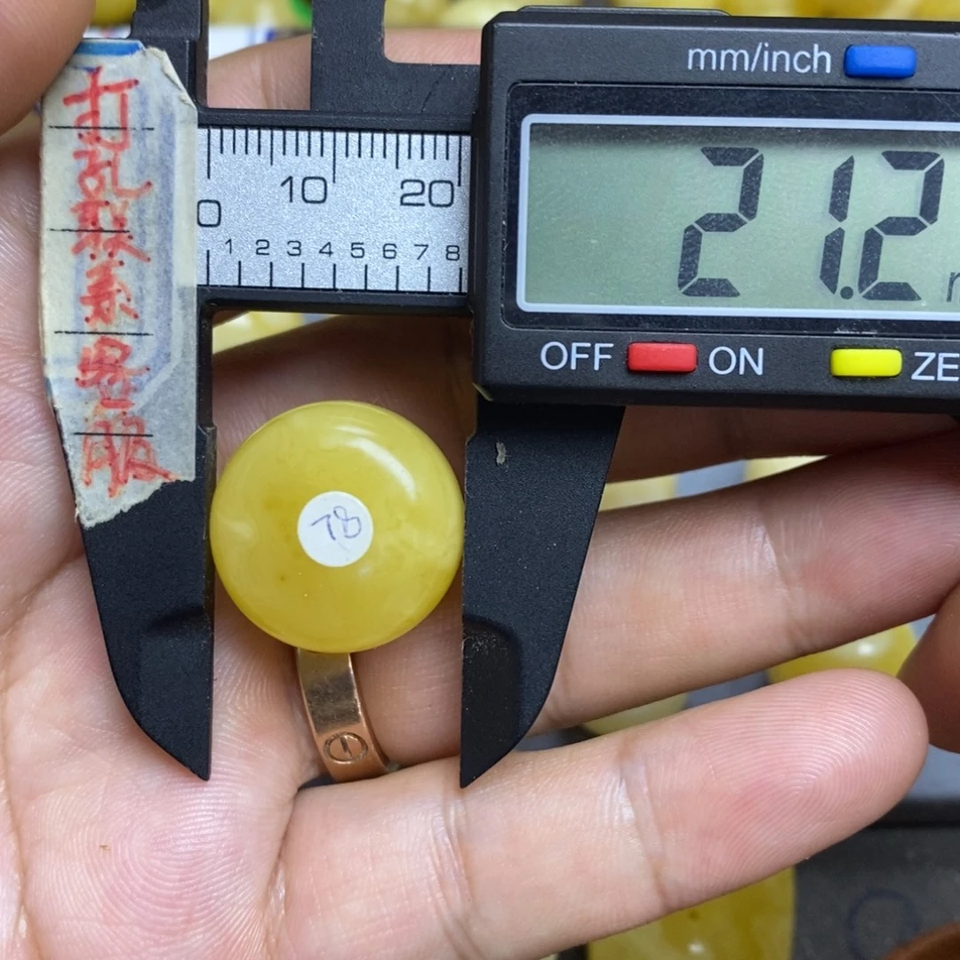 蜜蜡未镶嵌裸石21.2x13.7微瑕墩子