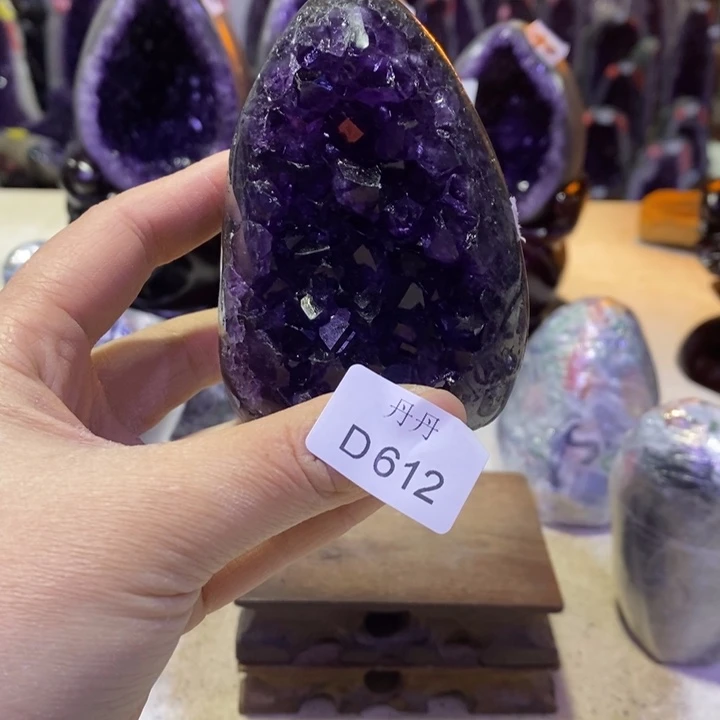 水晶摆件未镶嵌陳***?摆件