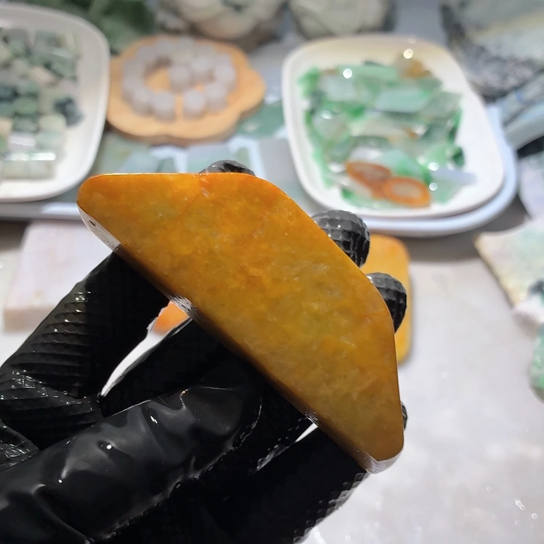 翡翠未镶嵌颈饰边角料