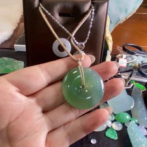 翡翠未镶嵌颈饰希****?天然翡翠