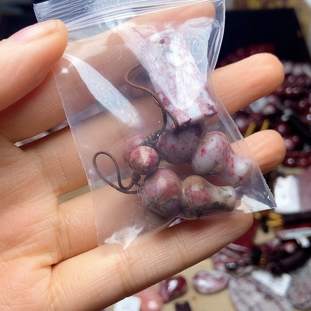 天然辰砂原石无事牌