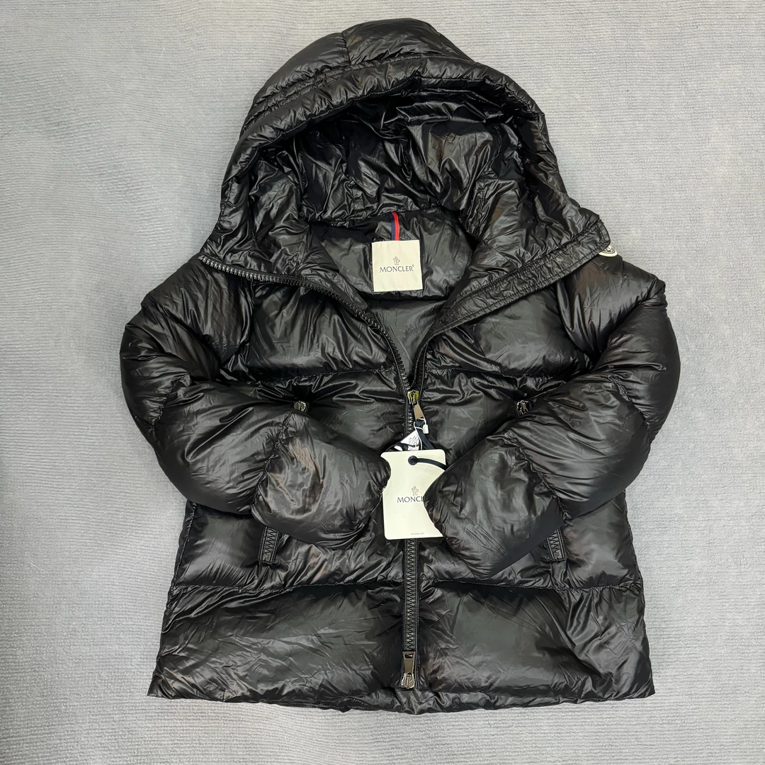 全新未使用 MONCLER 全新/ moncler蒙口 盟可睐/短款黑色羽绒服/1