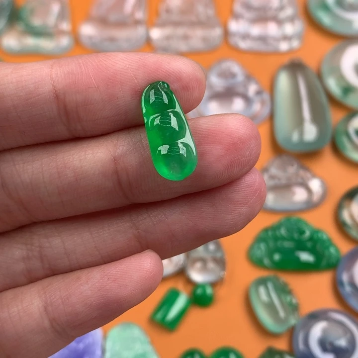 翡翠挂件未镶嵌…..