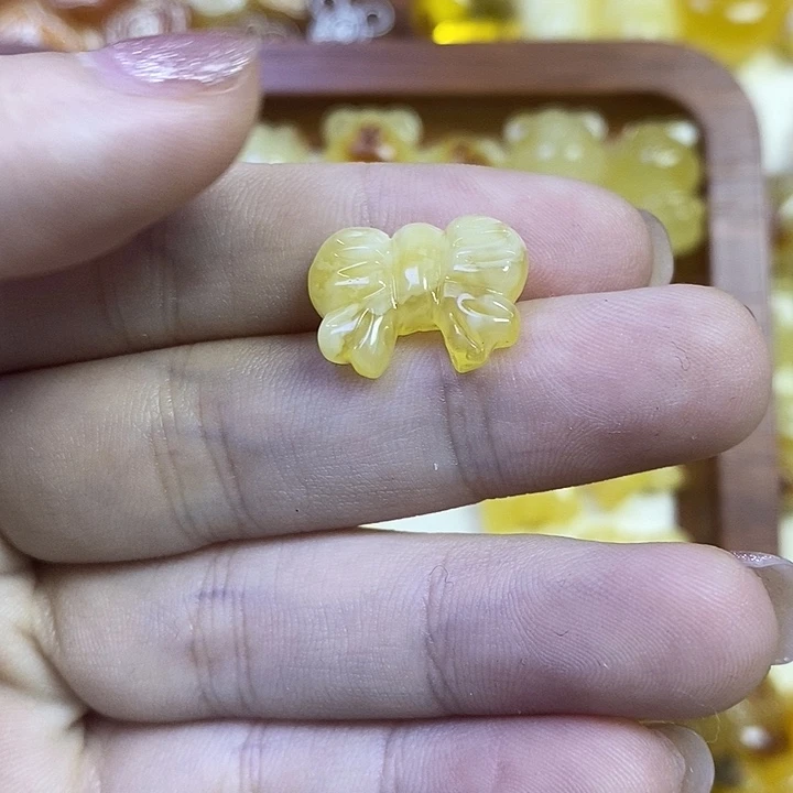橄榄核吊坠蝴蝶结