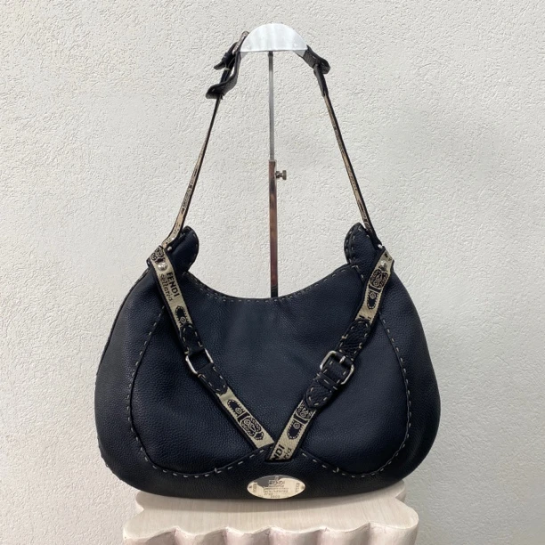 95新 FENDI/芬迪 黑色牛皮selleria外缝全皮单肩包底长37 118762
