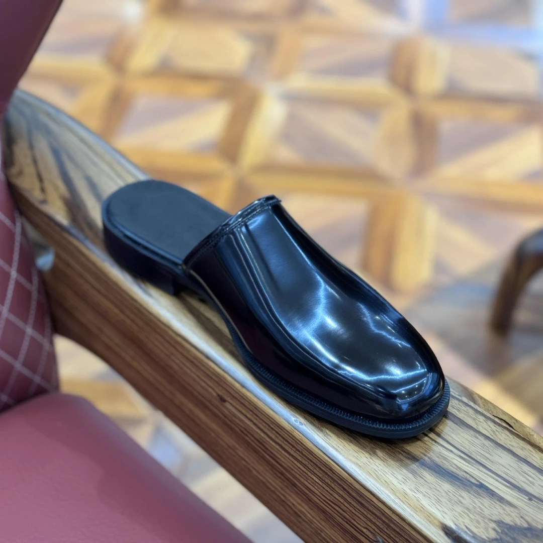 通勤休闲包头拖懒人一脚蹬勃肯穆勒半包皮拖鞋男亮面烟熏油光外穿