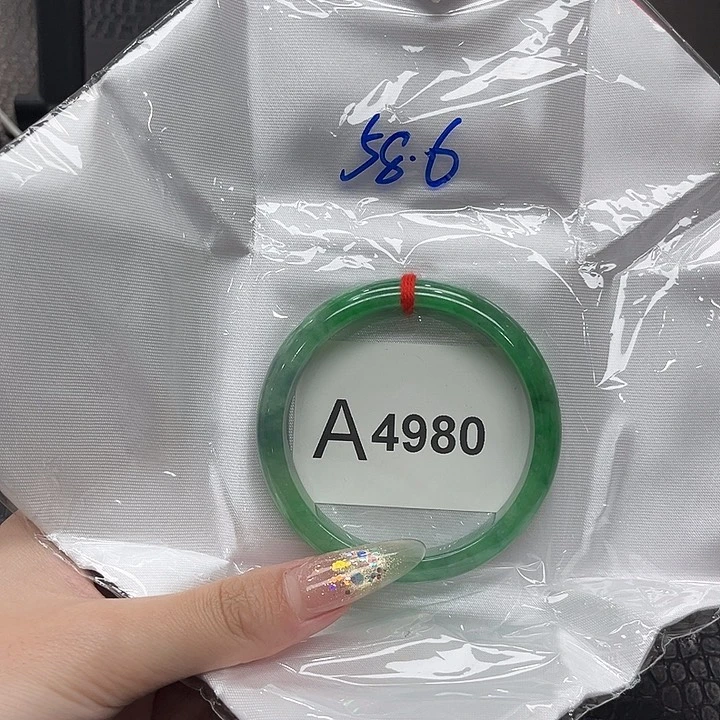 翡翠手镯未镶嵌默认微瑕