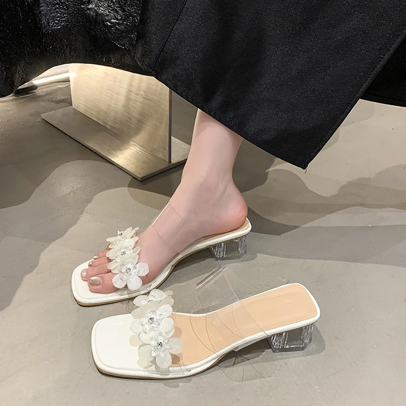 法式粗跟拖鞋女夏外穿2025新款仙女风花朵透明一字带绝美水晶凉鞋