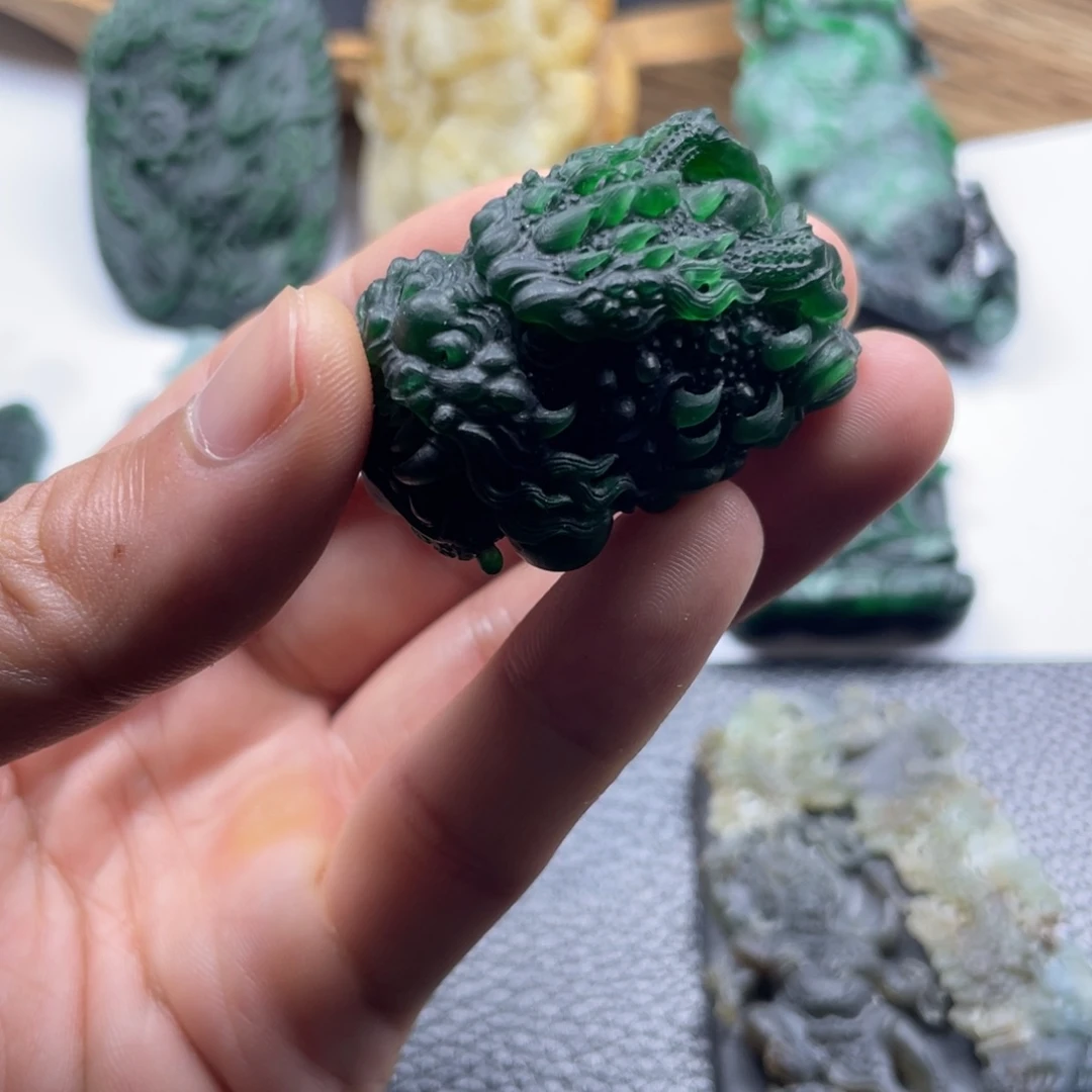 塞***达定制翡翠未镶嵌龙