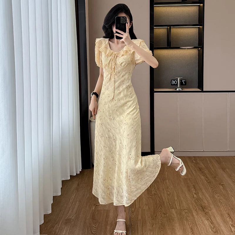黄色镂空碎花连衣裙女夏2025新款今年流行爆款漂亮掐腰绝美长裙子