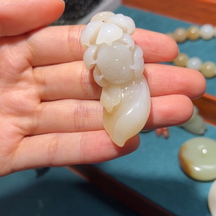 和田玉未镶嵌珠宝半成品俄巴沙莲花