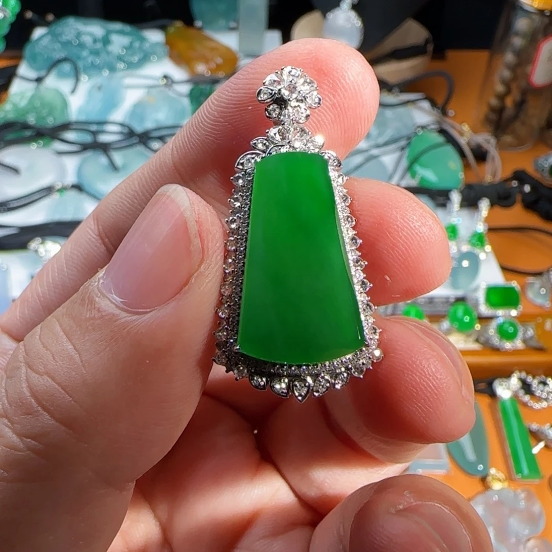 翡翠18K金镶嵌颈饰冰满绿无事牌