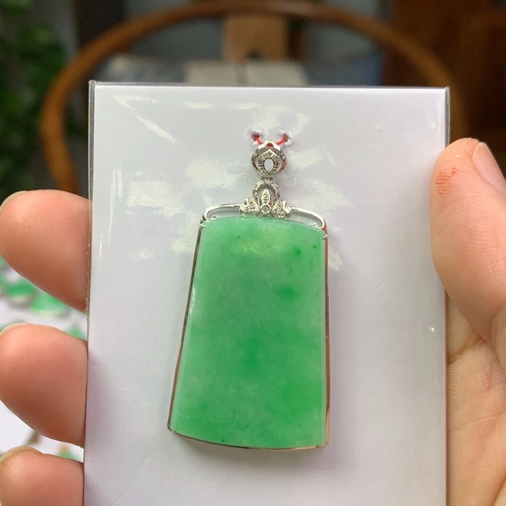 翡翠18K金镶嵌颈饰翡翠吊坠
