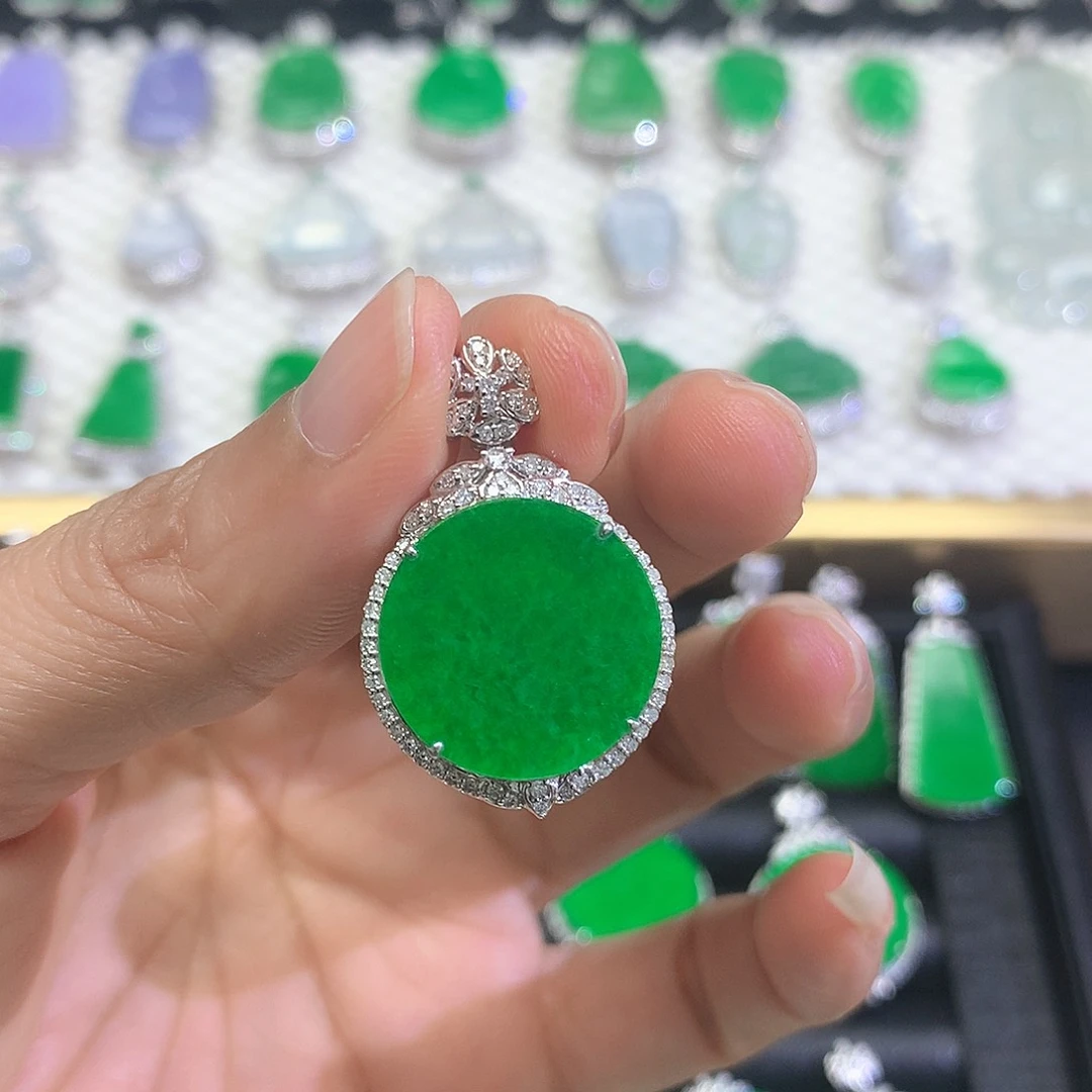 颈饰18K金镶嵌翡翠吊坠