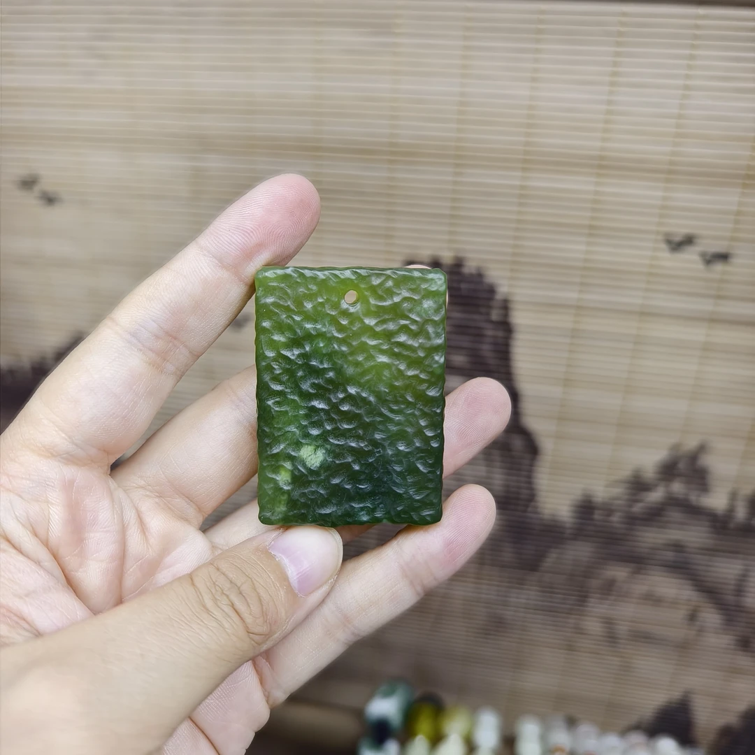 纯天然岫玉复古锤纹手工雕刻深绿飘花无事牌