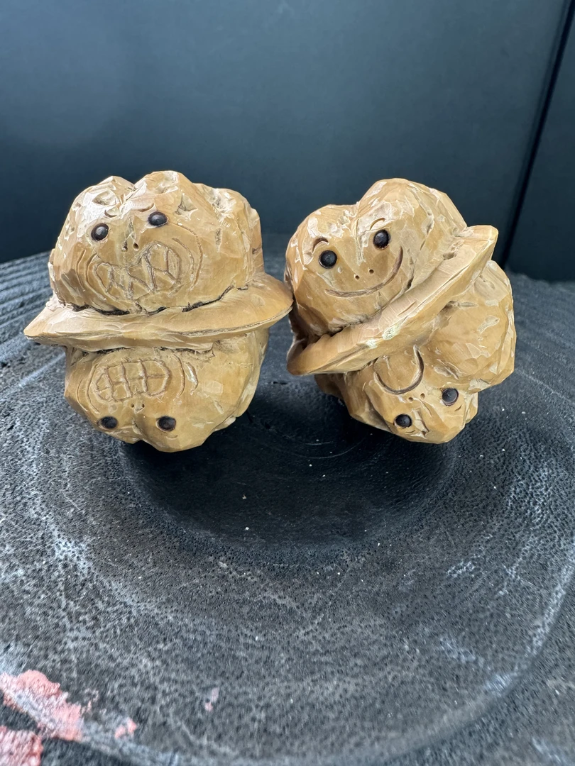 南蟾王大师工核桃雕刻-蛤蟆头